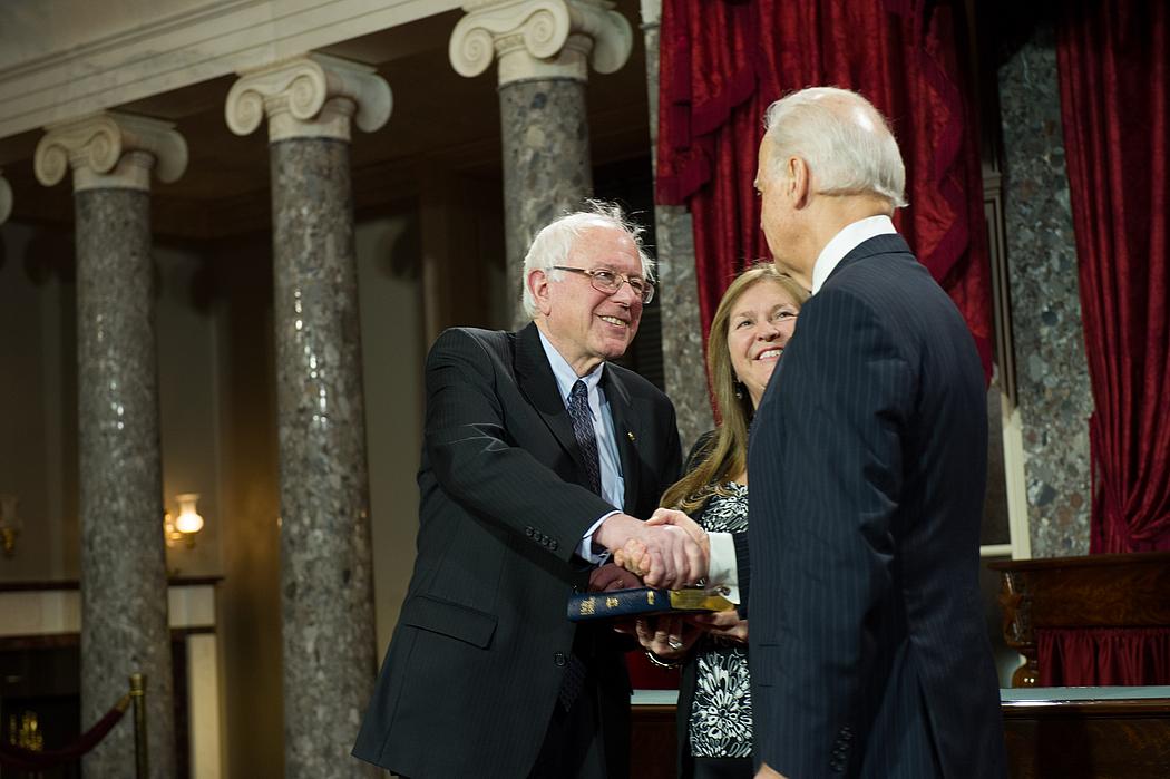 Bernie Sanders und Joe Biden geben sich die Hand.