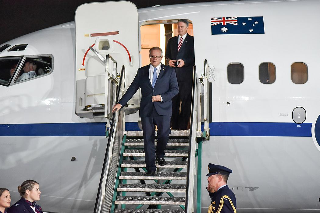 Der Premierminister Australiens Scott Morrison steigt aus einer Regierungsmachine, auf der die Flagge Australiens prangt