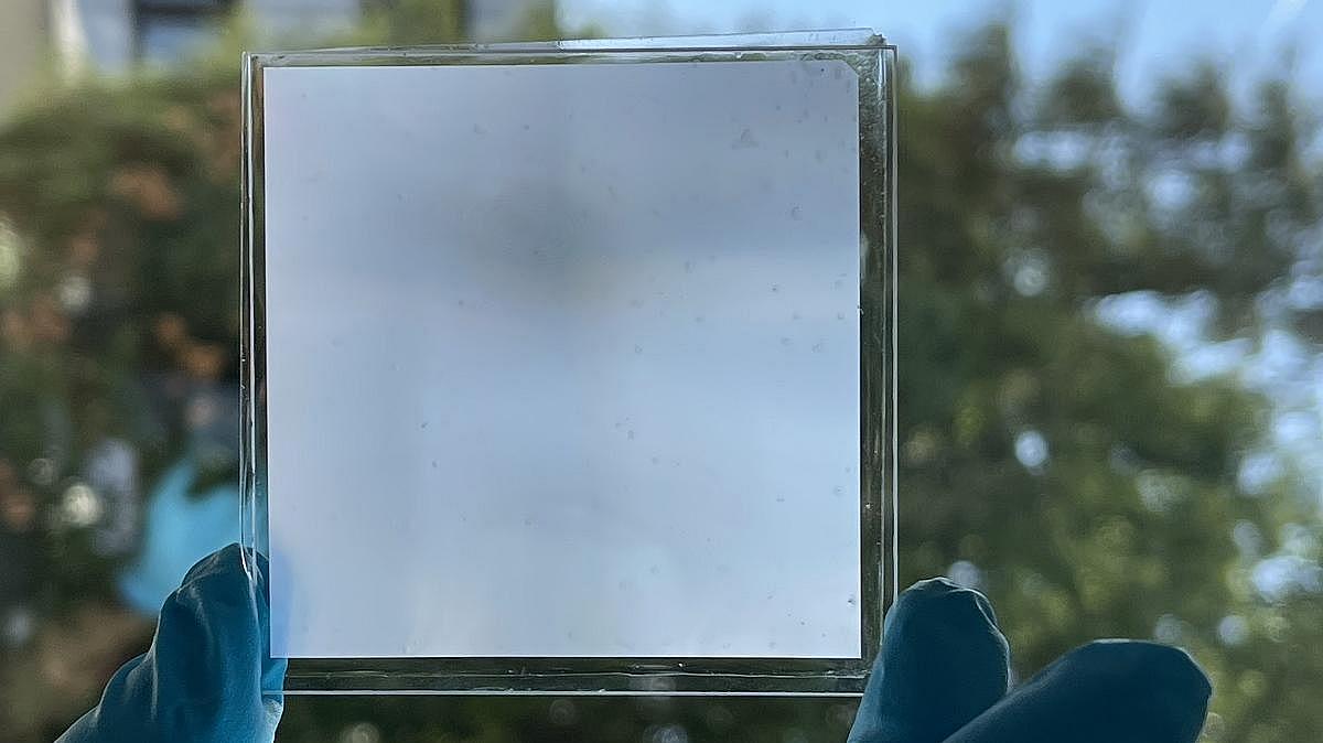 Eine Scheibe neues polymerbasiertes Material das wie Milchglas aussieht