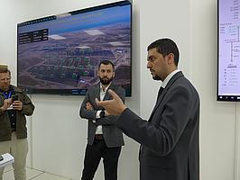 Kamran Huseynov, Stellvertretener Leiter, Azerbaijan Renewable Energy Agency (AREA) - rechts, Kamil Manafov, Projektleiter Masdar (links) in der Leitwarte des Solarparks Garadagh