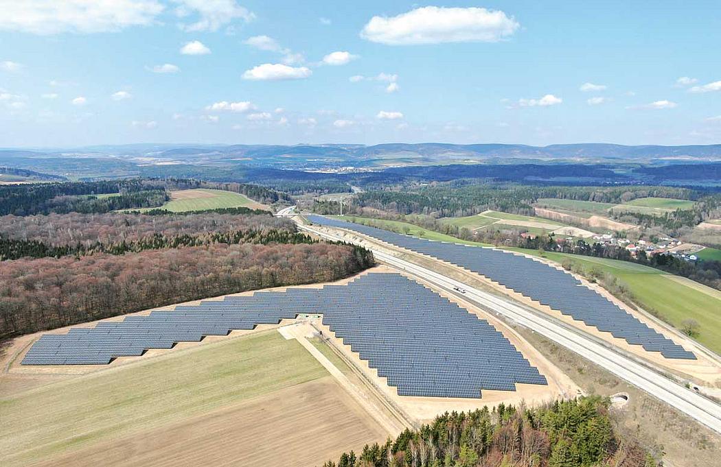 Luftaufnahme Solarpark an Straße