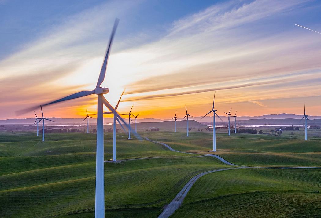 Windpark bei Sonnenuntergang