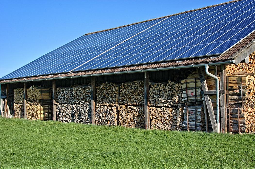 Offener Holzlager-Schuppen mit Photovoltaik-Dach