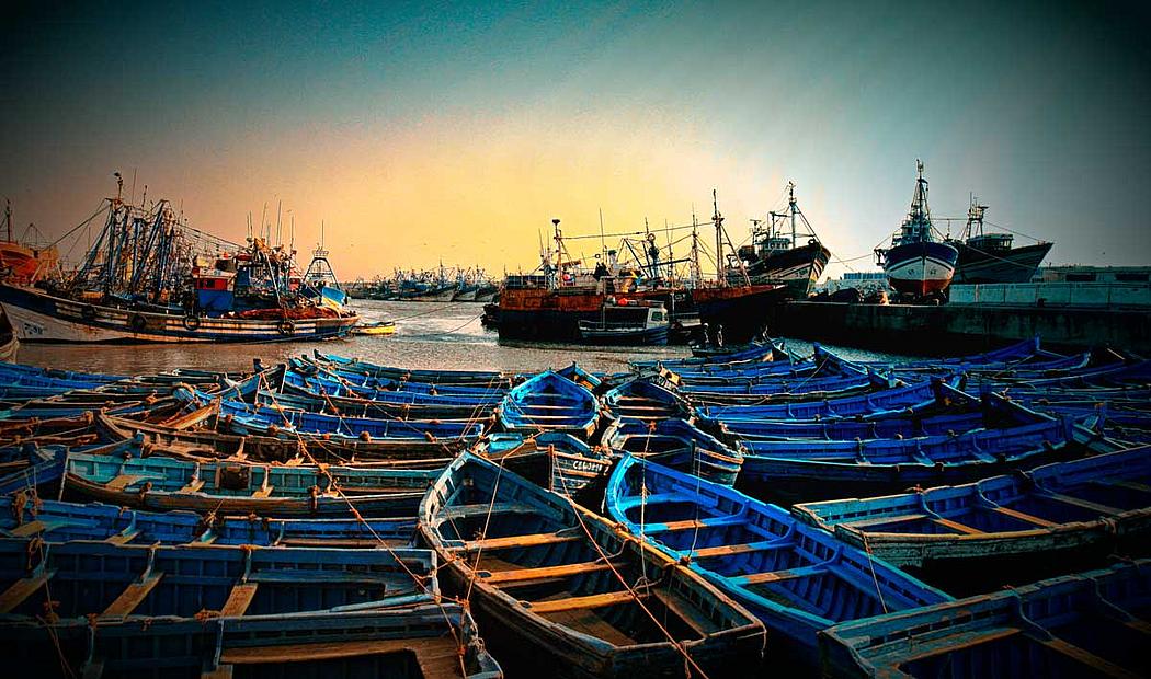 Fischerboote in einem kleinen marokkanischen Hafen