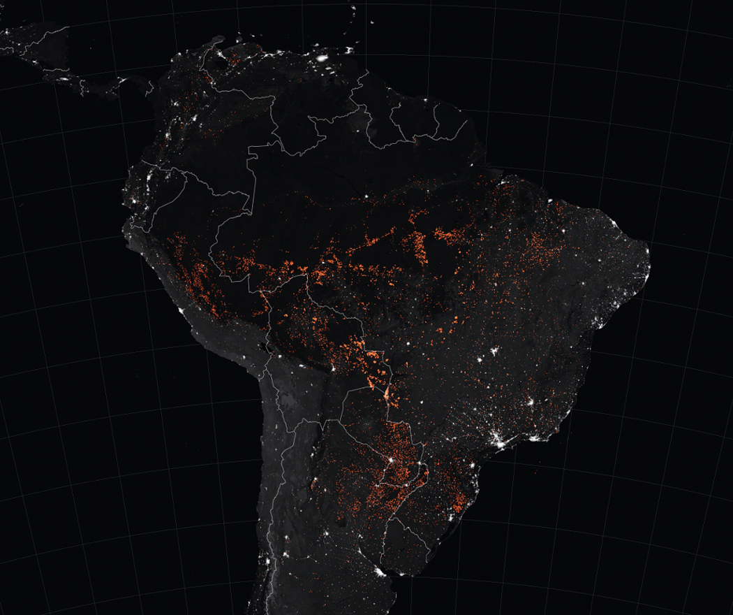 Nächtliches Satellitenbild vom Norden Südamerikas. Zu sehen sind viele Brandherde.