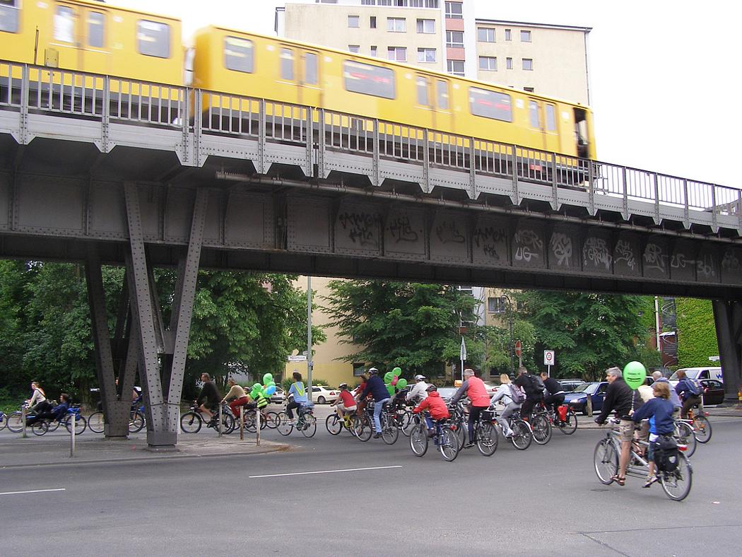 Foto: viele Fahrräder gemeinsam auf der Straße