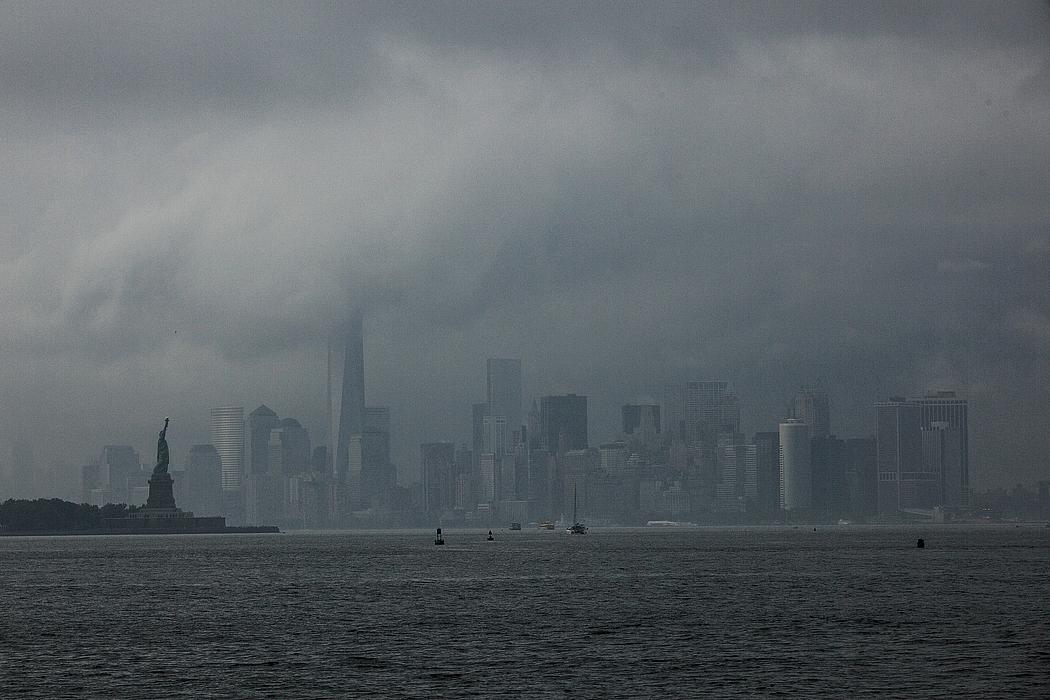 Bild: Skyline von Manhattan mit Freiheitsstatue, bei einem heranziehenden Sturm.