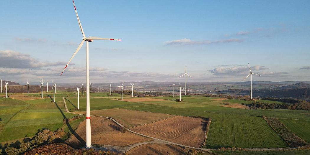 Luftaufnahme eines Windparks