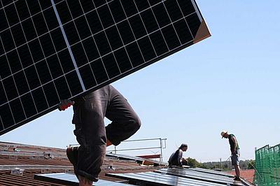 Installateure bauen Solaranlage auf einem Dach