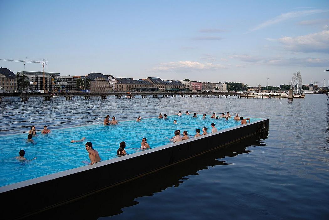 Aufnhame des Badeschiffs in Berlin. Ein Swimming Pool, der auf der Spree an Anker liegt.