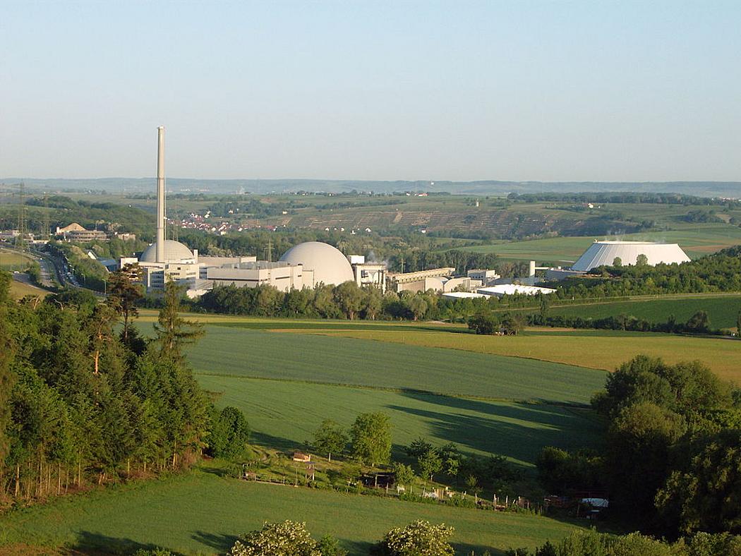 Atomkraftwerk Gemeinschaftskraftwerk Neckar (GKN) bei Neckarwestheim, in der Bildmitte die Zellenkühler von Block 1, Rechts der Hybridkühlturm von Block 2