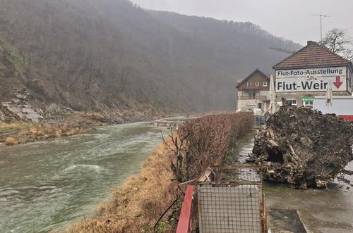 links ein Fluss, daneben ein haus auf dem "Flutwein" steht sowie "Flut-Foto-Ausstellung" und Markierung "9,24 m" 