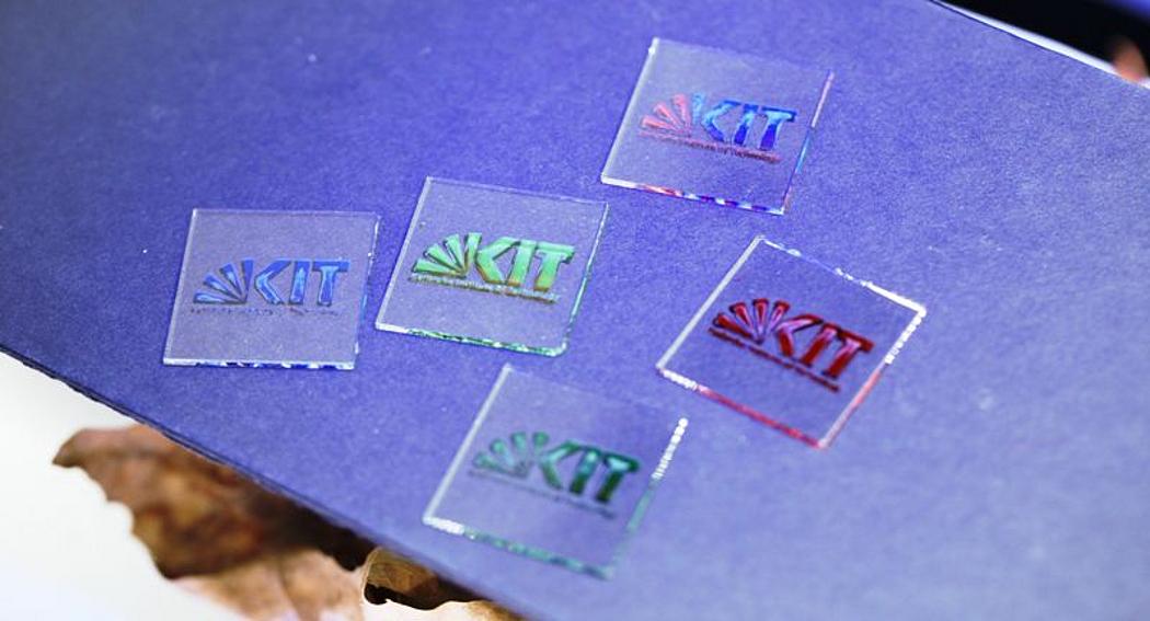 Hocheffiziente Solarmodule in jeder Form, Farbe und Größe – hier frisch gedruckte farbige Perowskit-Solarzellen in Form des KIT-Logos