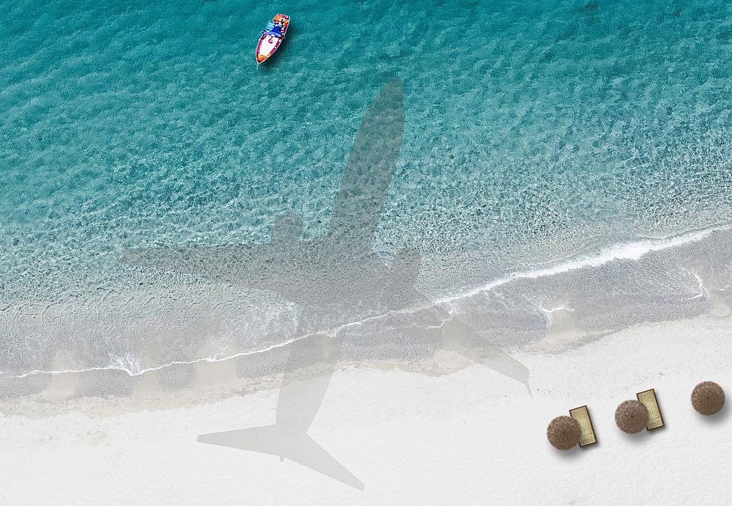 Schatten eines Flugzeuges auf einen idyllischen Sandstrand und das Meer