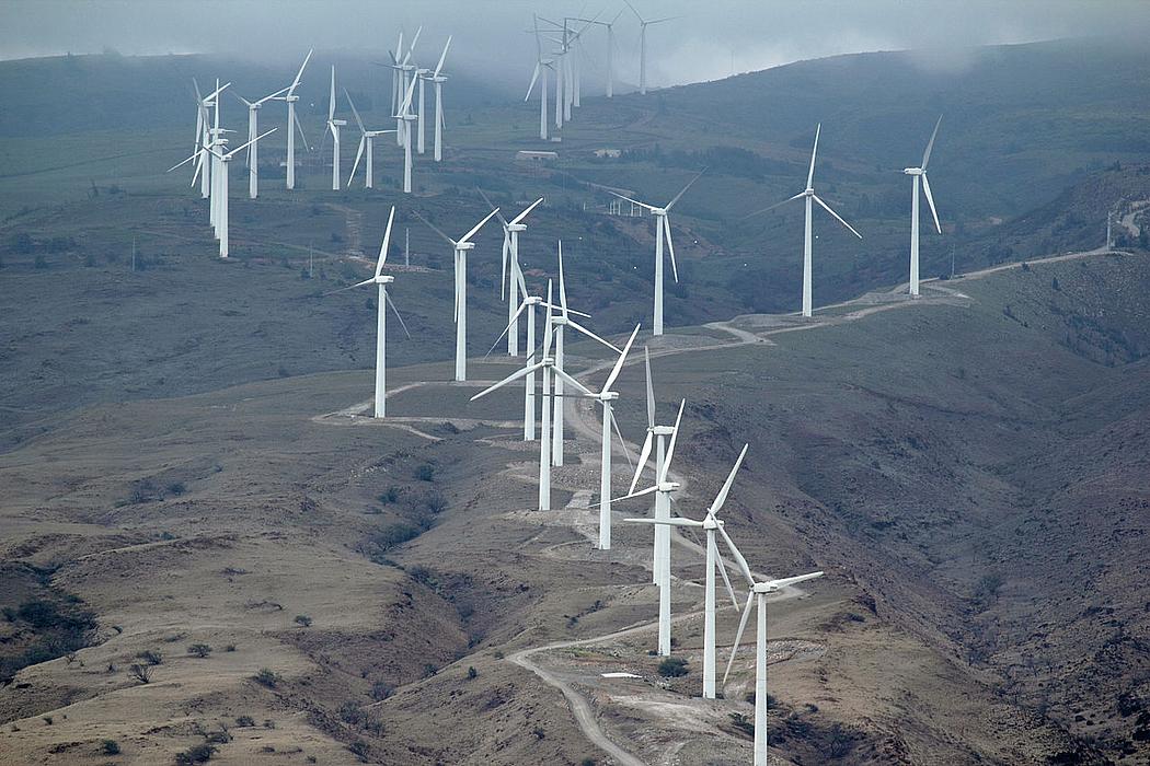 Windkrafträder auf einem kargen Bergrücken 