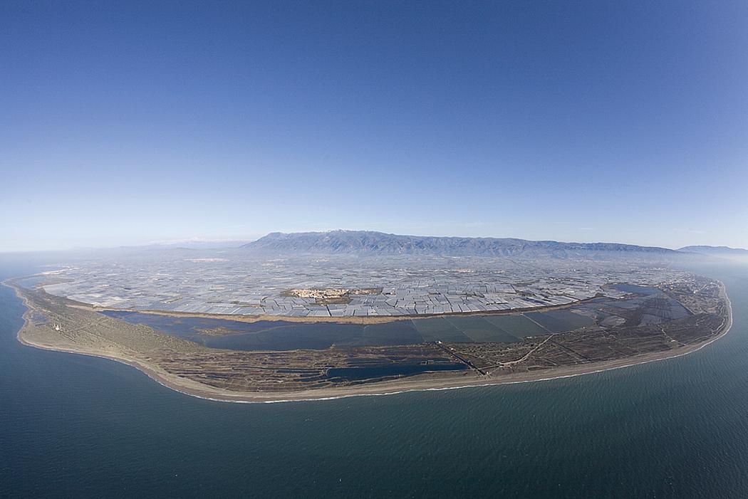 Foto: Küste von Almeria mit Gewächshäusern und Bergen im Hintergrund.