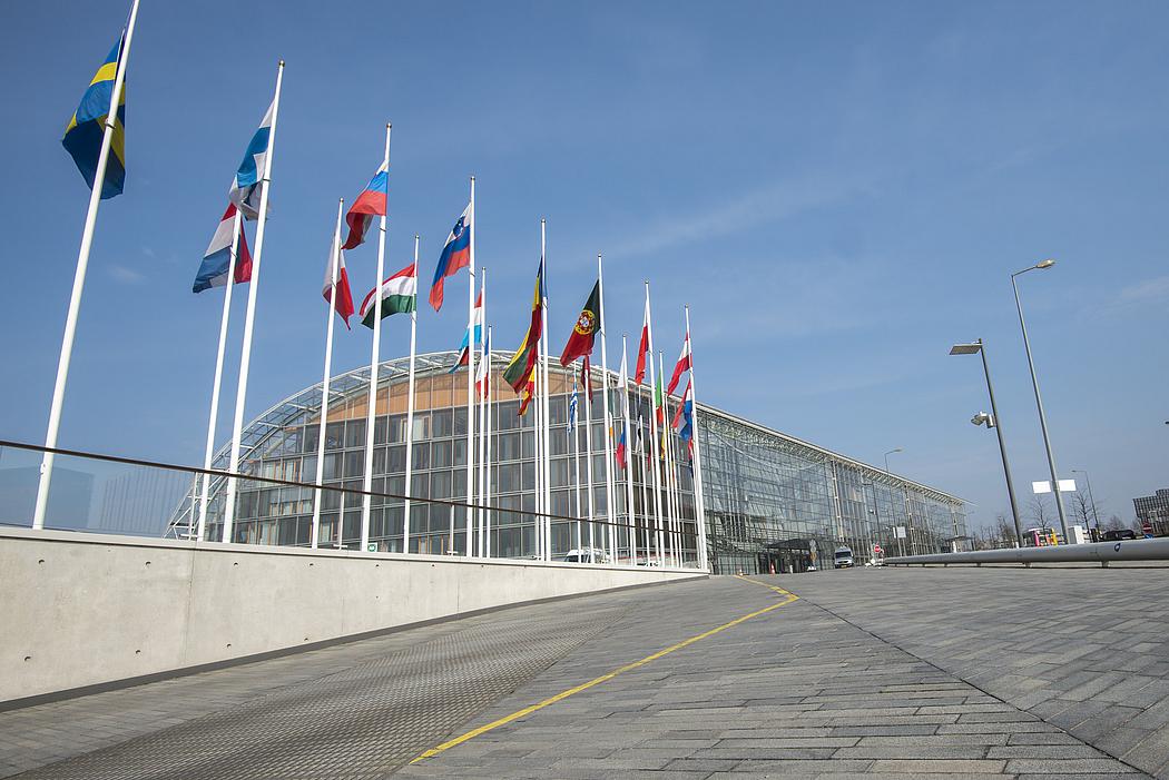 Sitz der Europäischen Investitionsbank EIB in Luxemburg, gläsernes Verwaltungsgebäude