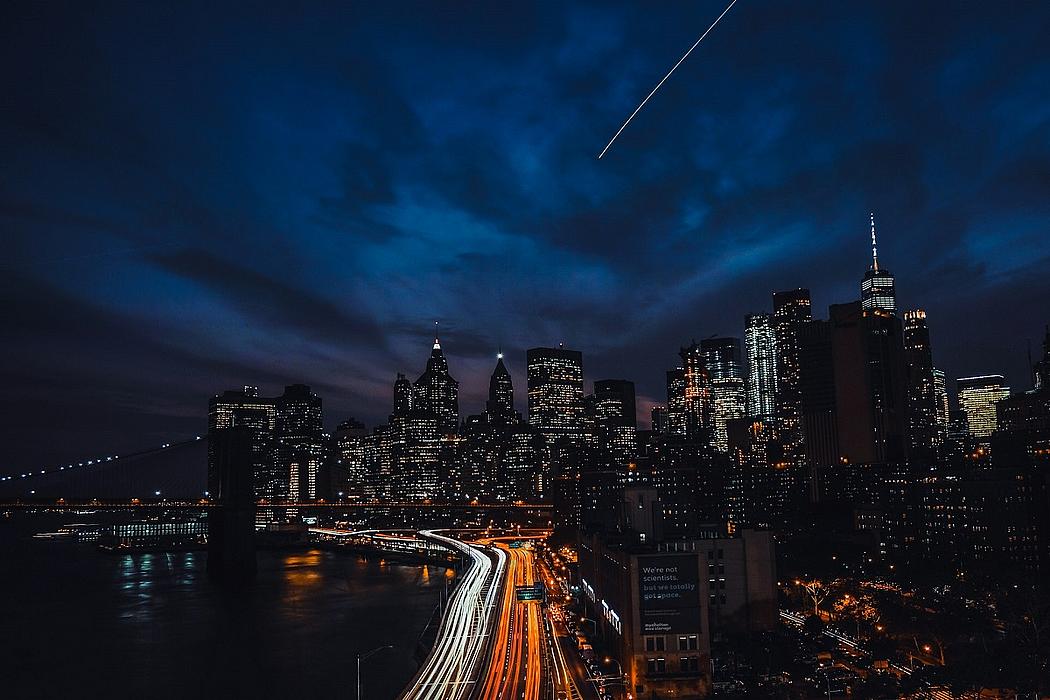 Blick auf Großstadt mit Lichtern bei Nacht