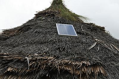 Kleines Solarmodul auf Rundhütte