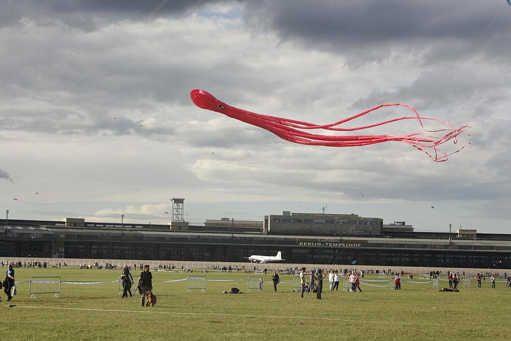 Menschen lassen Drachen steigen auf dem Tempelhofer Feld in Berlin 