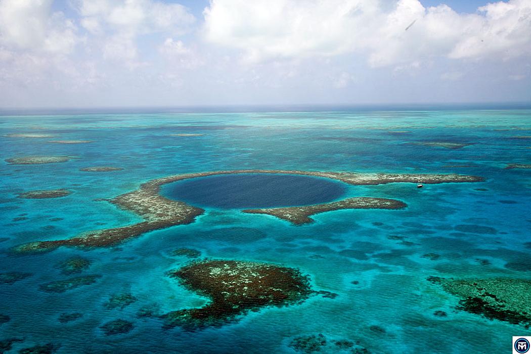 Das Great Blue Hole liegt vor der Küste von Belize und wurde 1996 zum Nationaldenkmal erklärt. Zusammen mit anderen Teilen eines großen Riffsystems zählt es seitdem auch zum UNESCO-Weltnaturerbe. (Foto: <a href="https://www.flickr.com/photos/theterramarproject/16912331906" target="_blank">The TerraMar Project / flickr.com</a>, <a href="https://creativecommons.org/licenses/by/2.0/" target="_blank">CC BY 2.0</a>)