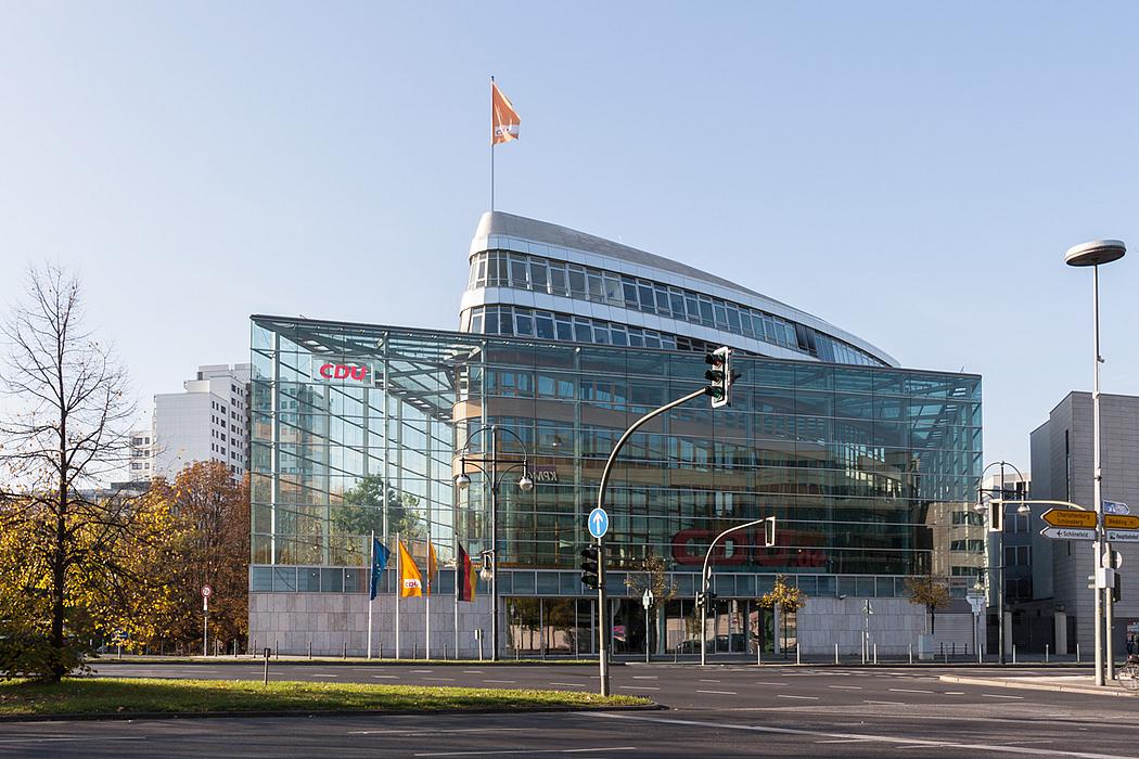 Noch bis Freitag sondieren die Unterhändler, am zweiten Tag trafen sie sich im Konrad-Adenauer-Haus der CDU. (Foto: © <a href="https://commons.wikimedia.org/wiki/File:Konrad-Adenauer-Haus_(Berlin).jpg">Ansgar Koreng</a>, <a href="https://creativecommons.org/licenses/by-sa/3.0/de/deed.de" target="_blank">CC BY-SA 3.0 (DE)</a>)