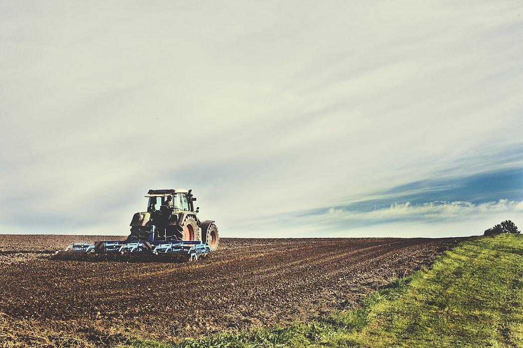 Ein Traktor auf einem Feld 