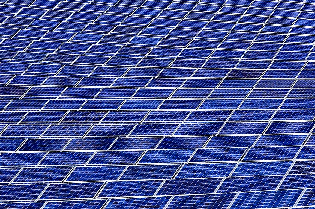 Die Stromerzeugung aus Photovoltaik scheint sich immer mehr zum Wachstumsmotor der weltweiten Energiewende zu entwickeln. (Foto: <a href="https://pixabay.com/de/solar-panel-array-macht-sonne-strom-1916121/" target="_blank">skeeze / pixabay.com</a>, CC0 Creative Commons)