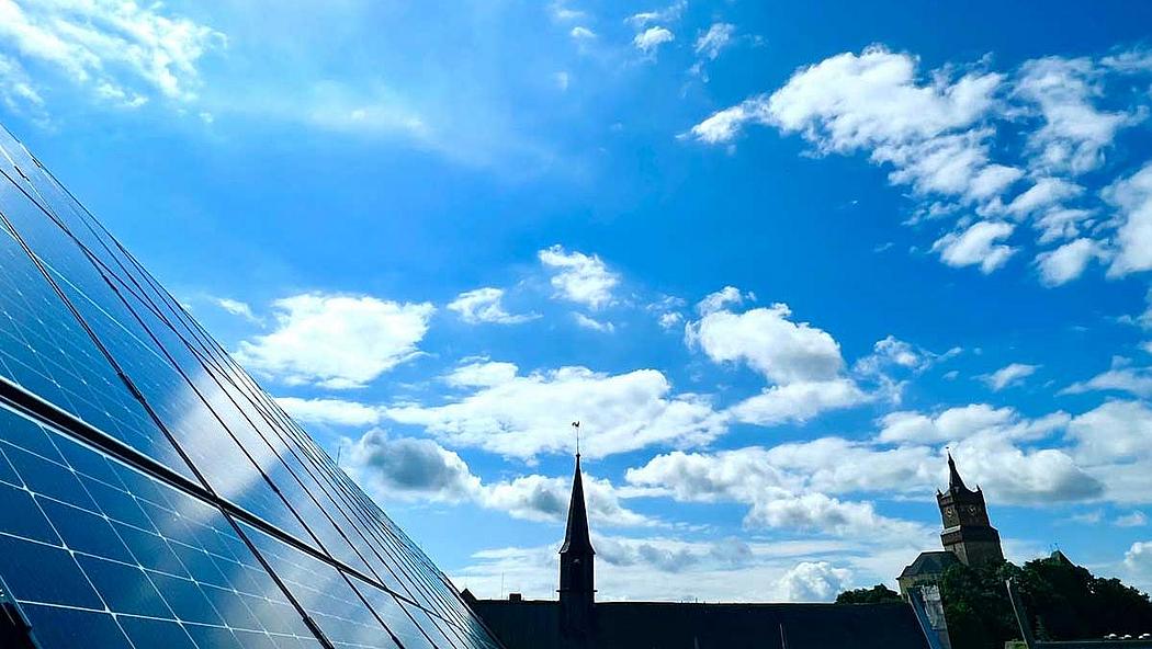 PV-Anlage Rathaus Kleve, im Hintergrund Schwanenburg, Himmel