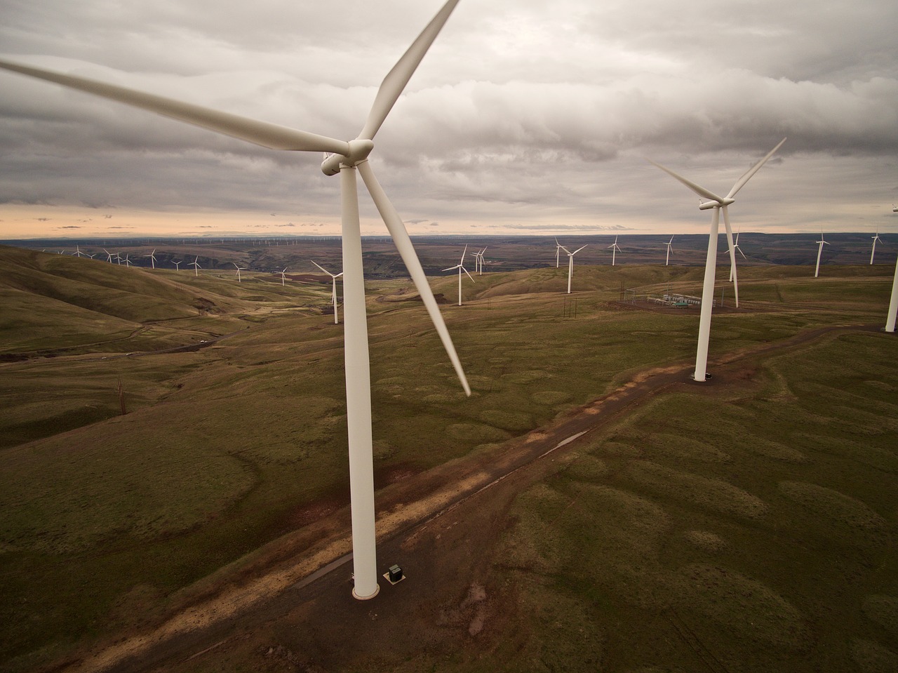 Investitionen in Erneuerbare Energien leisten einen wichtigen Beitrag zum Klimaschutz. Ein Leitfaden vom Umweltbundesamt zeigt nun Kriterien für klimafreundliche Investitionen in diese Technologien. (Foto: <a href="https://pixabay.com/de/windm%C3%BChle-windkraftanlage-2056415/" target="_blank">entrondesign / pixabay.com</a>, CC0 Creative Commons)