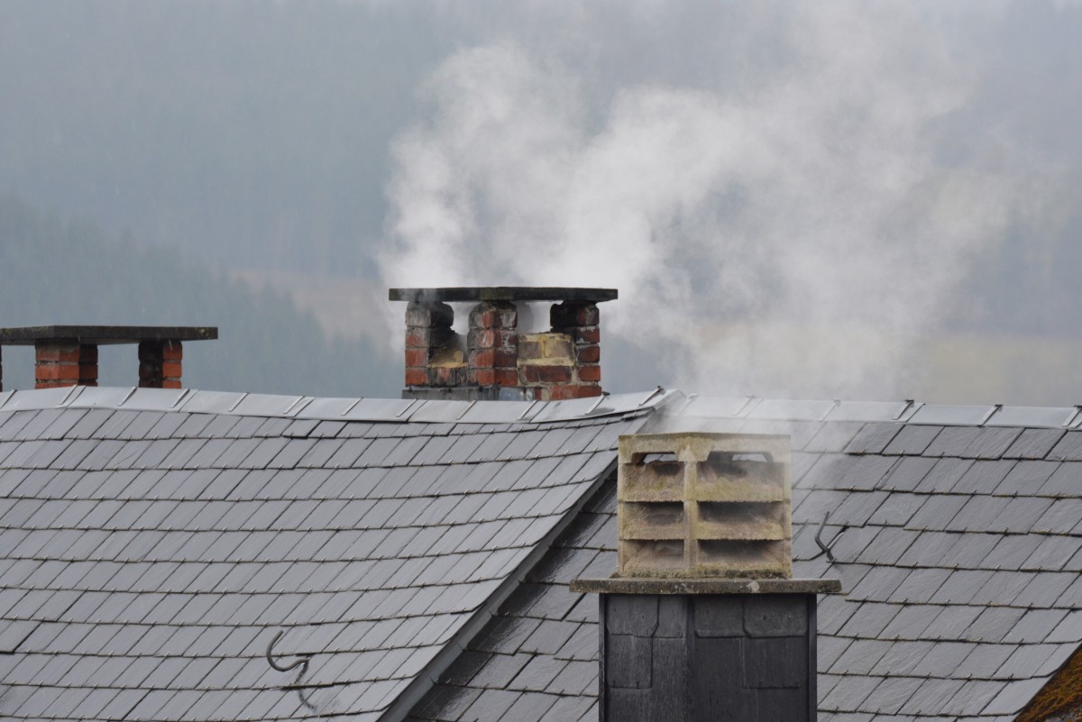 Qualmende Schornsteine auf Häusern im Winter