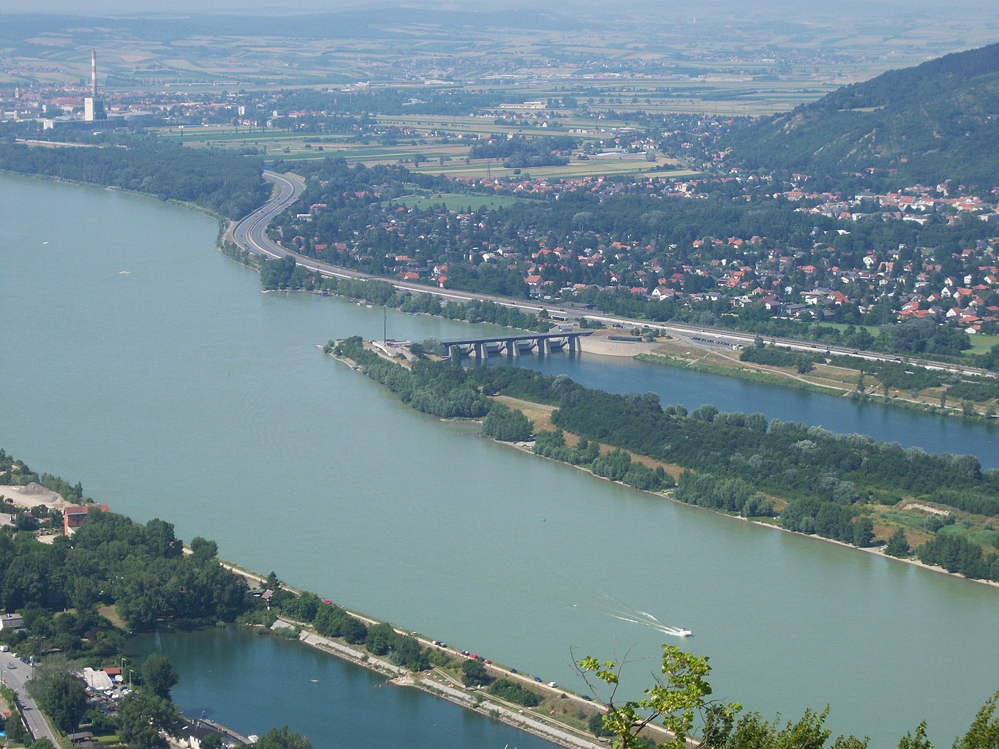 Luftaufnahme eines Flusses mit Insel 