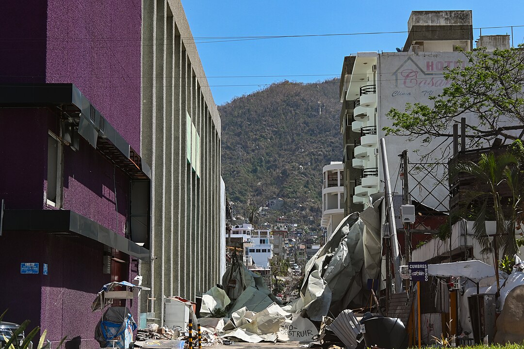 Eine Straße mit zerstörten Gebäuden