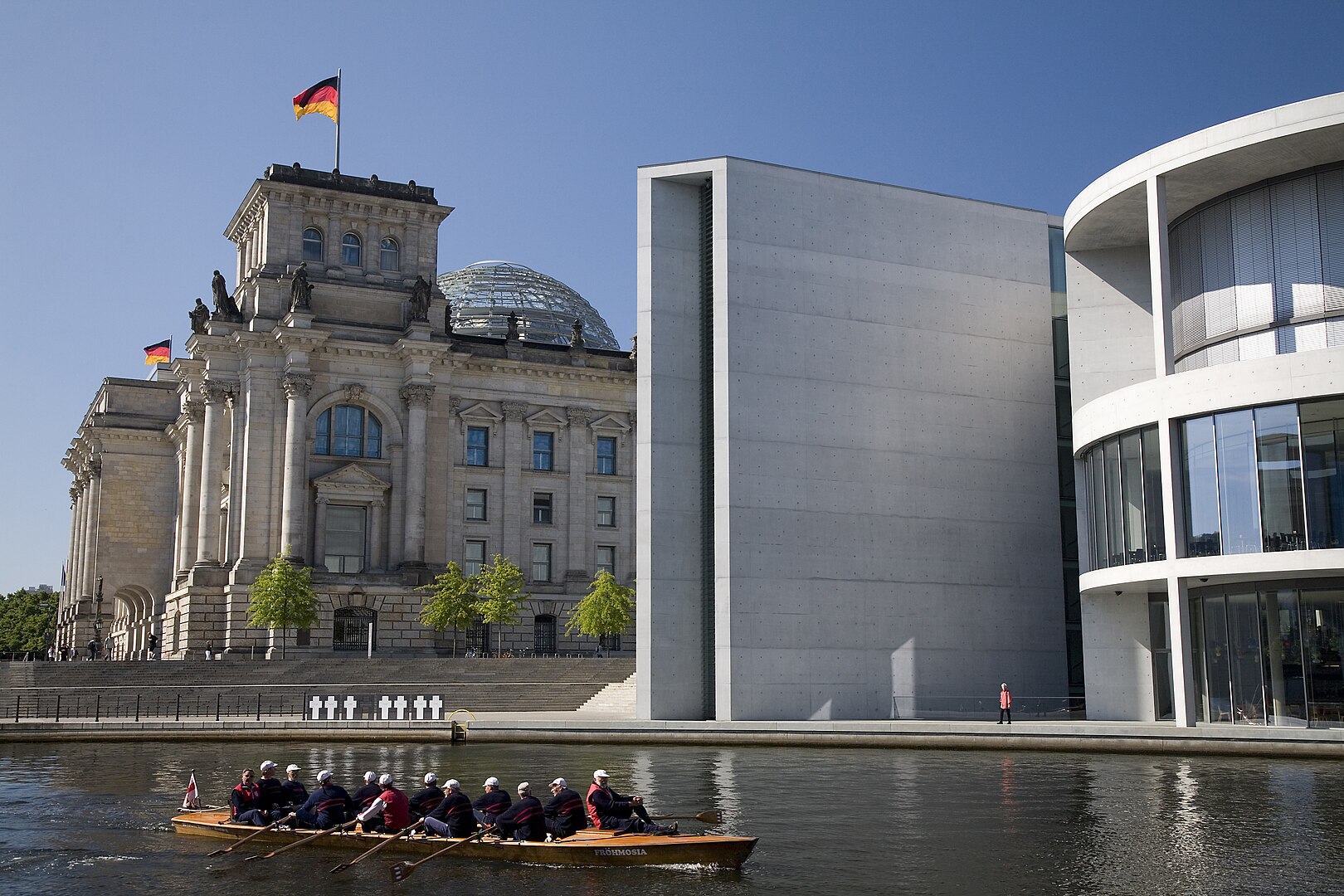 Zwei ikonische Gebäude Deutschlands von einem Fluss aus gesehen