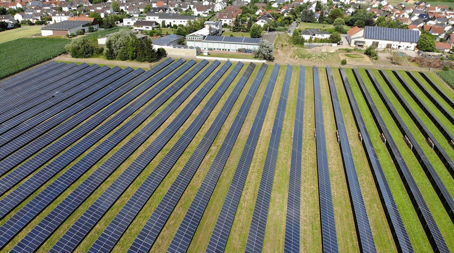 Solarpark, Dorf mit PV-Dachanlagen