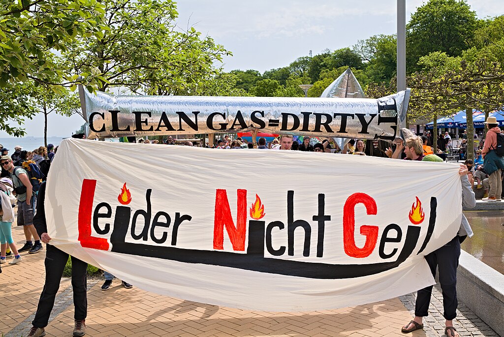Protest gegen LNG, Menschen mit Banner