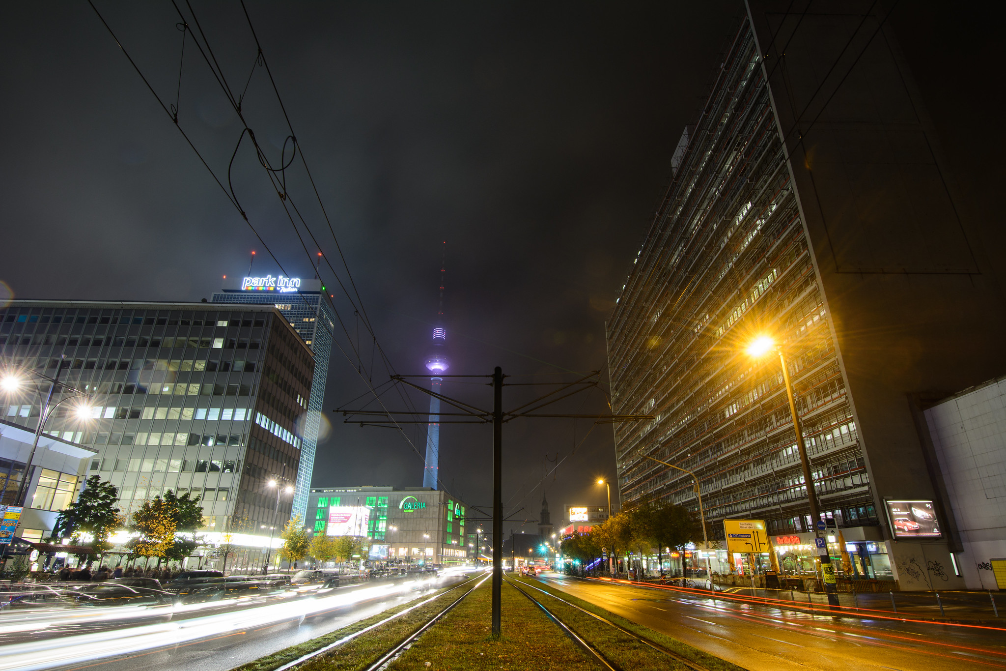 Straßenbahnschiene und Autoverkehr in der Nacht