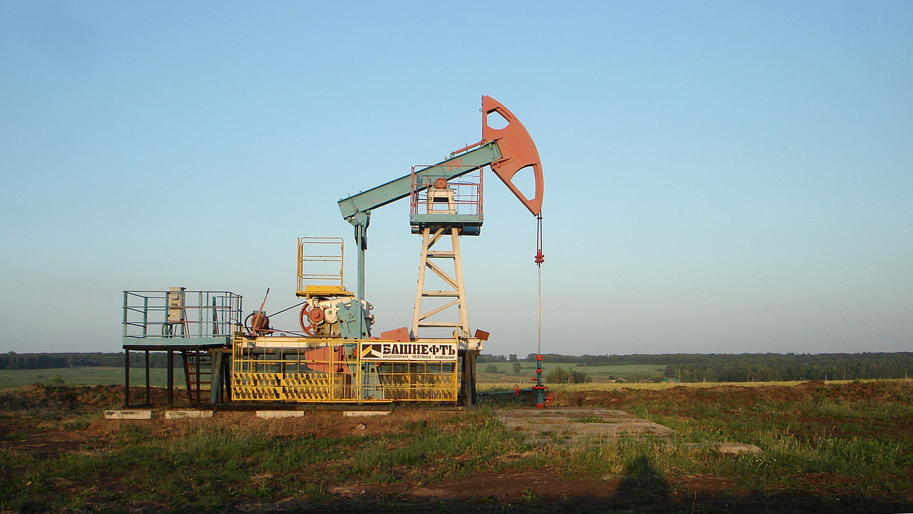 Ölpumpe in einer flachen Landschaft