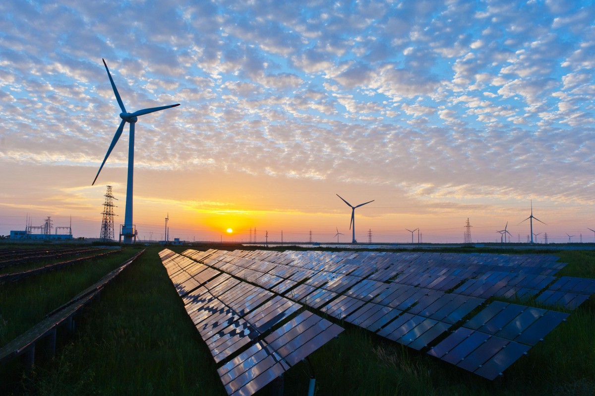 Windenergie- und Solaranlagen in Landschaft