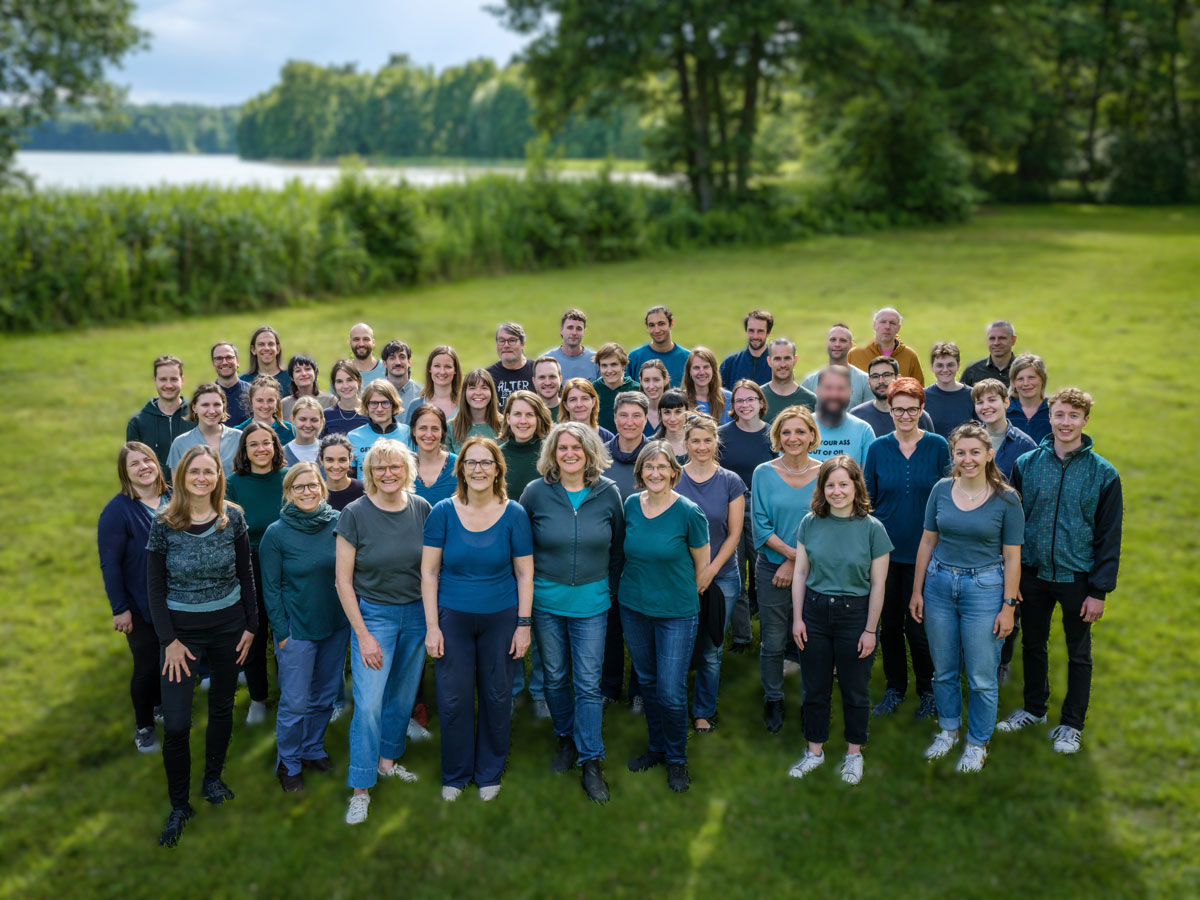 Gruppenbild mit vielen Personen auf einer Wiese